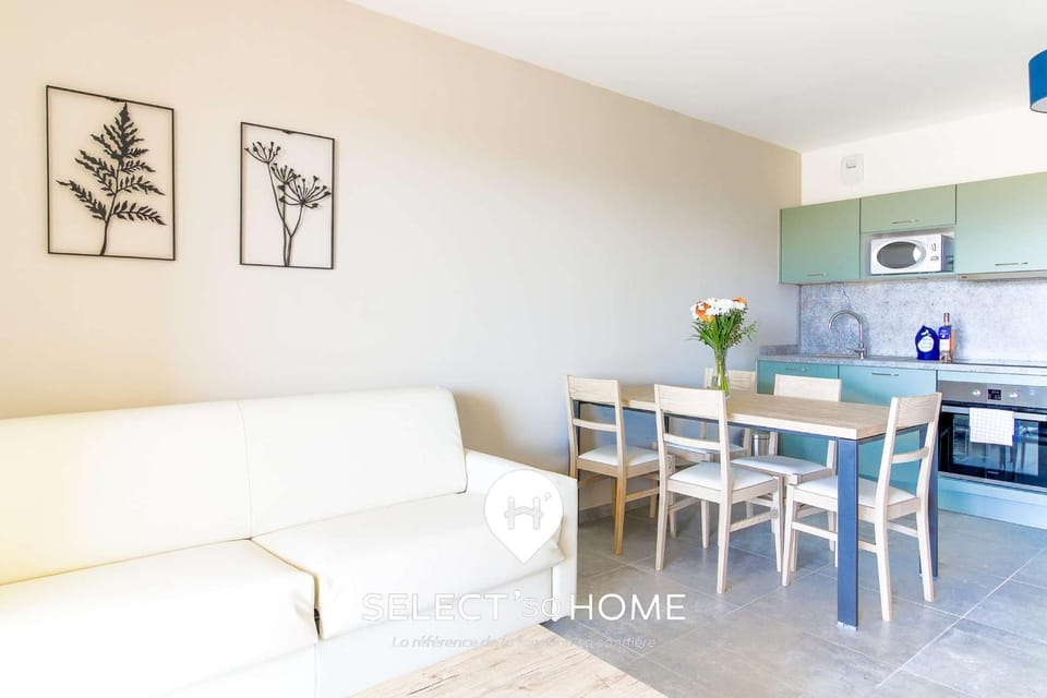 Kitchen or kitchenette, Living room, Seating area, Dining area, stove