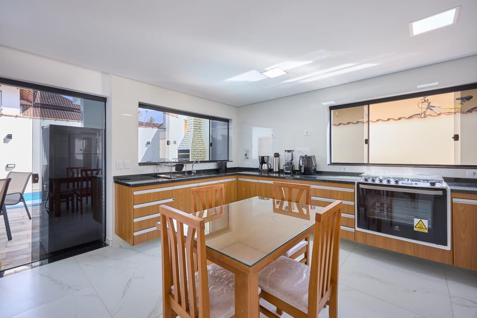 Kitchen or kitchenette, Dining area, minibar, pet friendly, stove, toaster