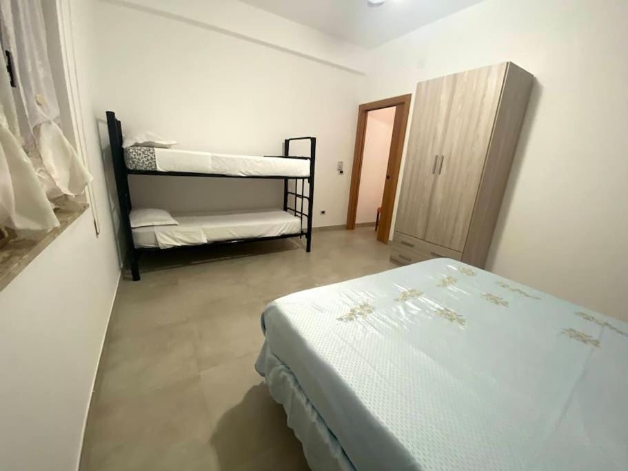 Bedroom, bunk bed