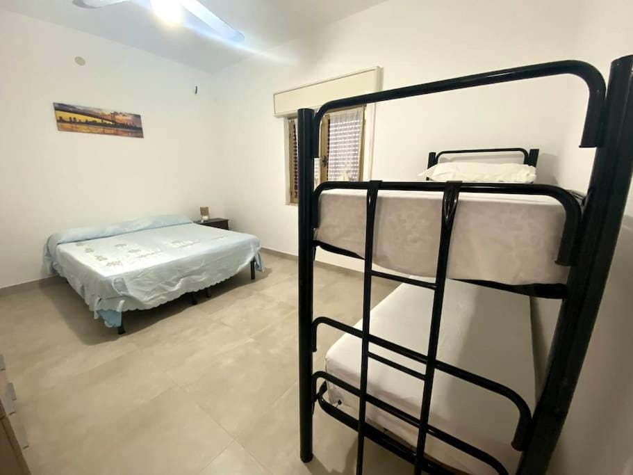 Bedroom, bunk bed