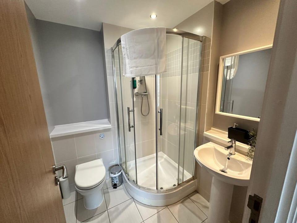 Shower, Toilet, Bathroom, towels