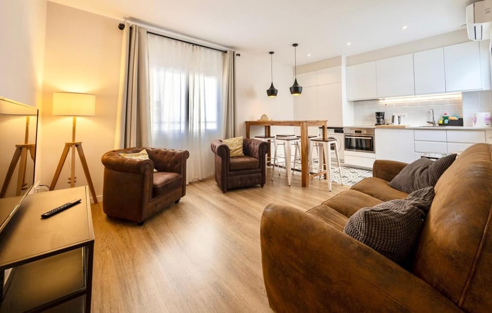 Kitchen or kitchenette, Living room, Seating area, Dining area, stove