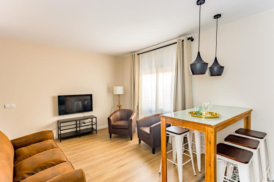 TV and multimedia, Living room, Seating area, Dining area