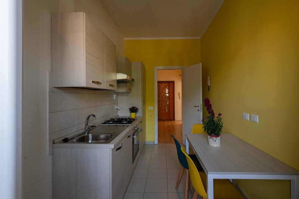 Kitchen or kitchenette, Dining area, stove