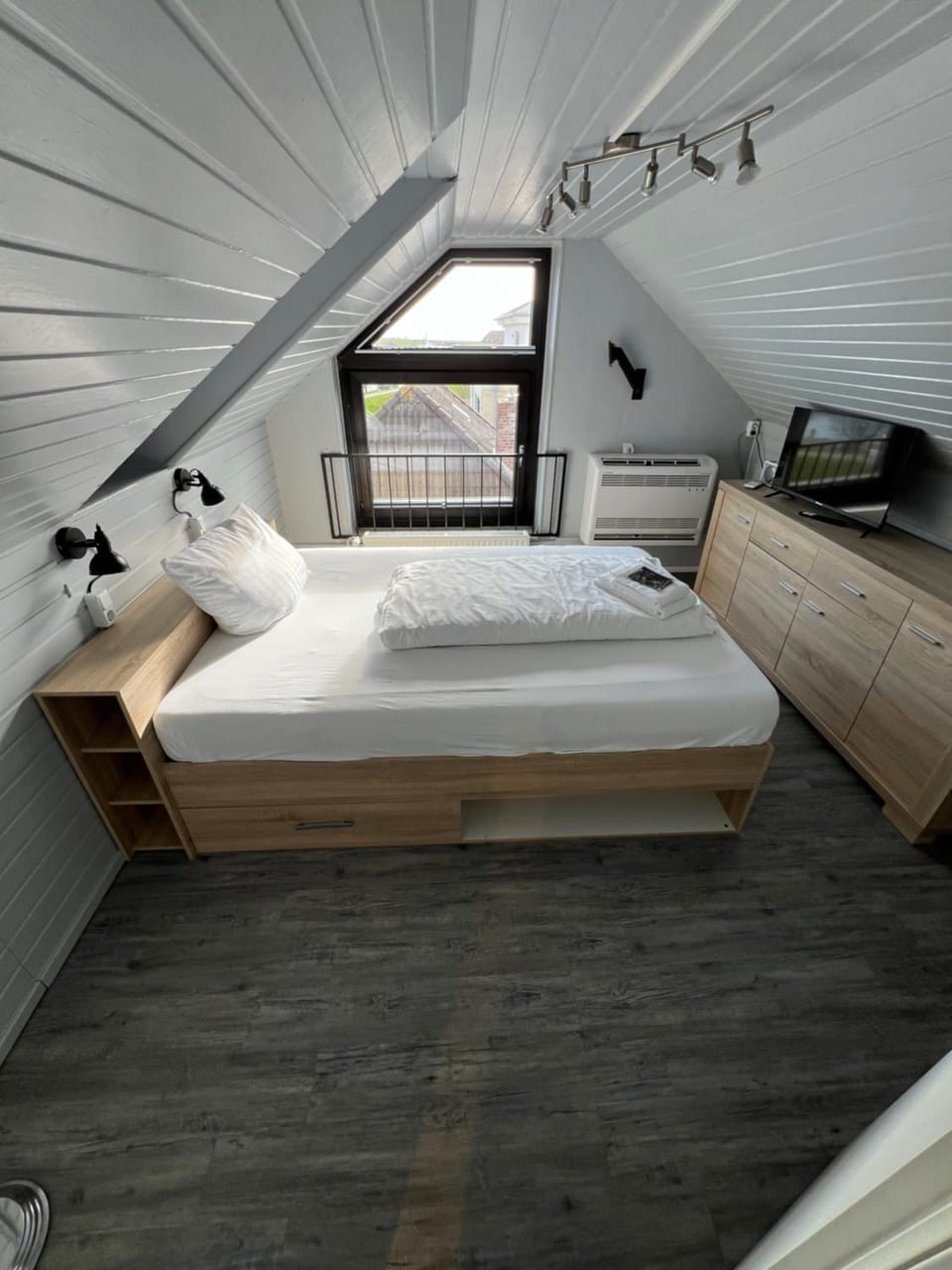 Bed, TV and multimedia, Photo of the whole room, Bedroom