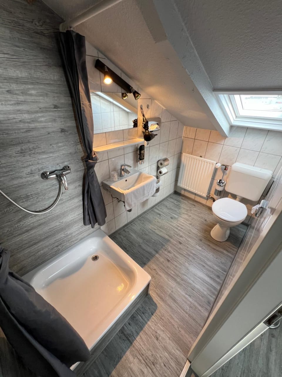 Shower, Toilet, Bathroom, Bath, towels