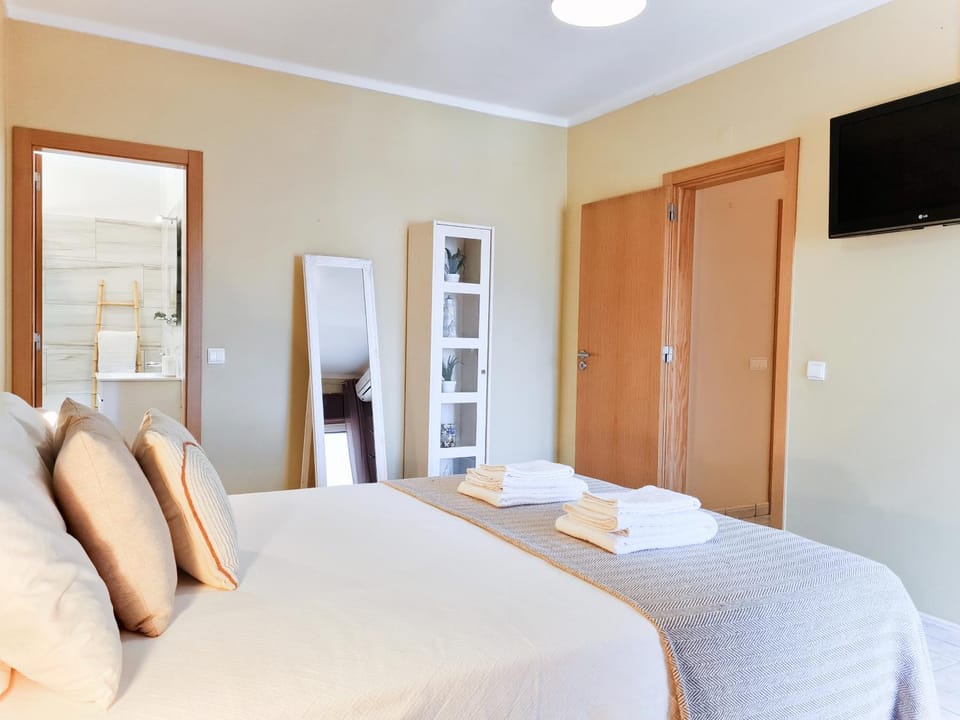 Bed, TV and multimedia, Photo of the whole room, Bedroom, towels