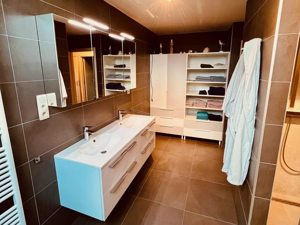 Bathroom, towels