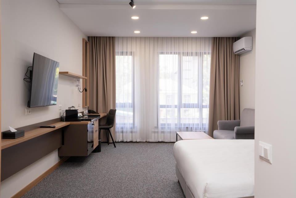 Bed, Photo of the whole room, Bedroom, hair dresser, air conditioner