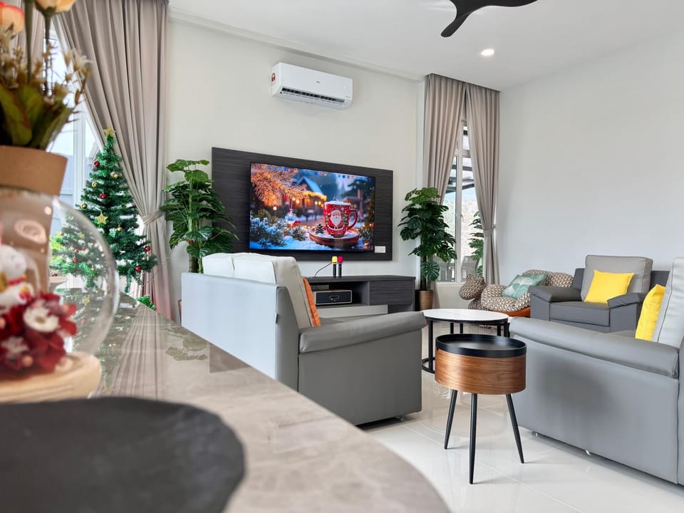 Private Pool Retreat, Langkawi Villa w/ Karaoke by Zervin Villa in Kedah