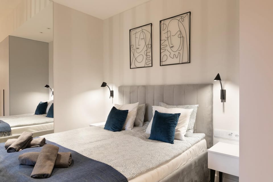 Bed, Photo of the whole room, Seating area, Bedroom, towels