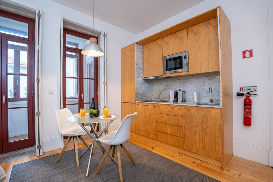 Kitchen or kitchenette, minibar