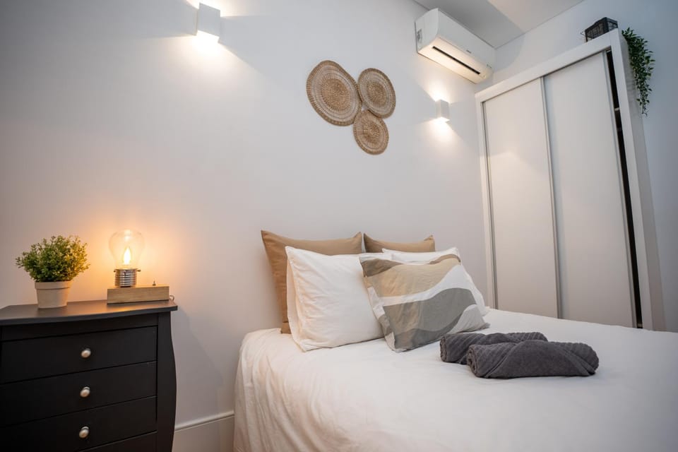 Bed, Bedroom, towels, air conditioner