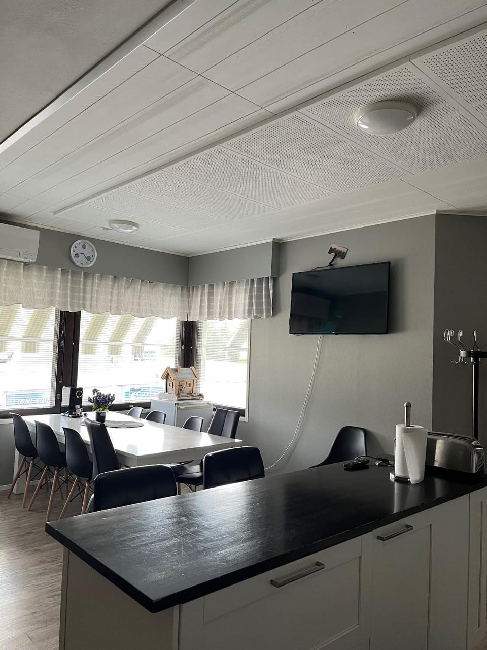 Kitchen or kitchenette, Seating area