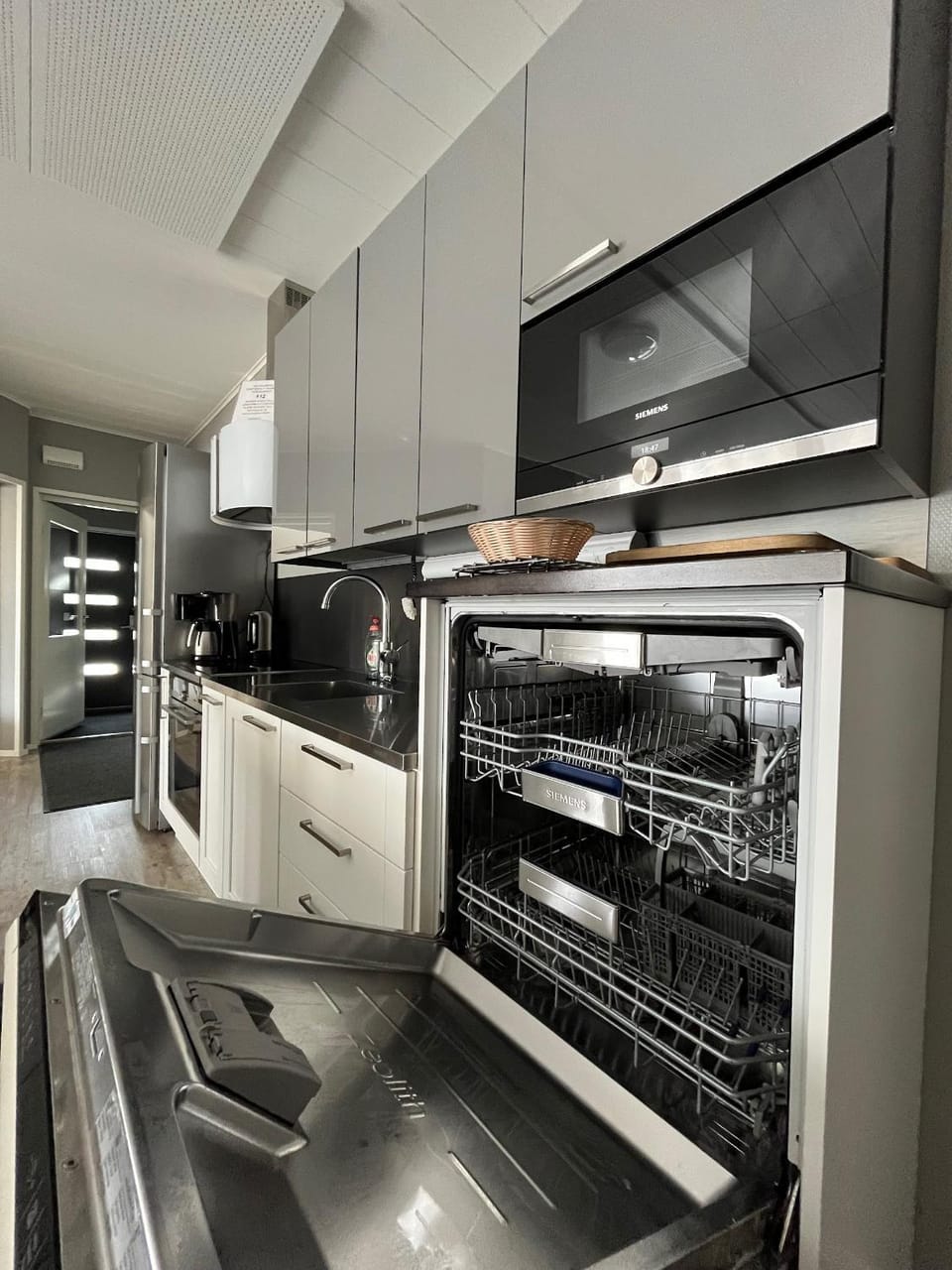 Kitchen or kitchenette, dishwasher, stove