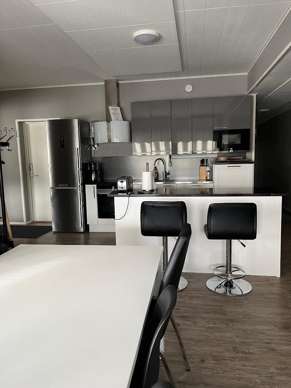Kitchen or kitchenette, Living room, Seating area, Dining area