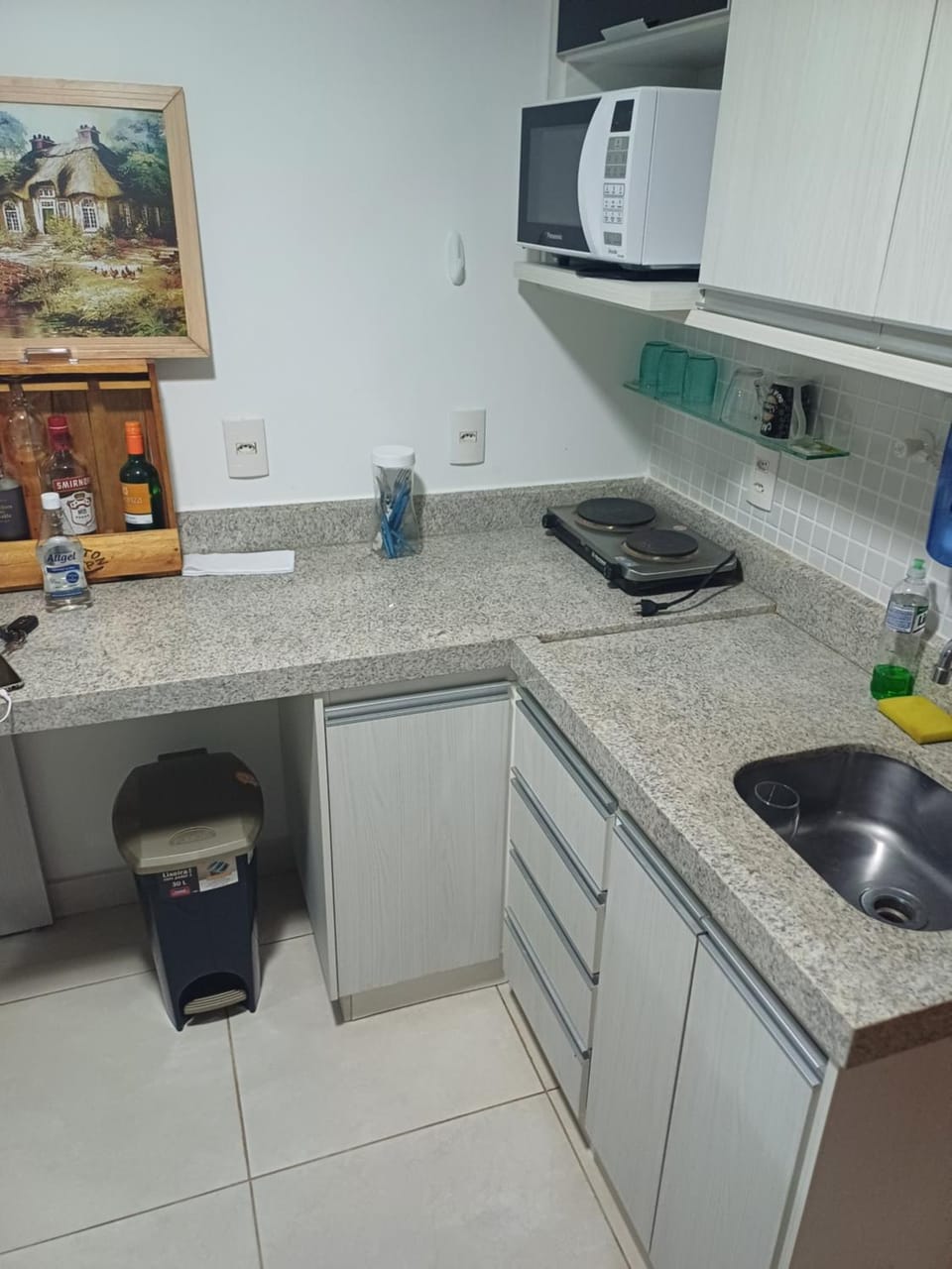 Kitchen or kitchenette, minibar, stove