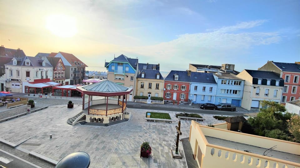 Nearby landmark, Neighbourhood, Bird's eye view, City view, Street view, Location