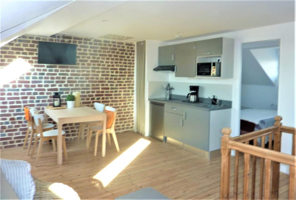 TV and multimedia, Coffee/tea facilities, Kitchen or kitchenette, Living room, Seating area, Dining area, minibar, stove