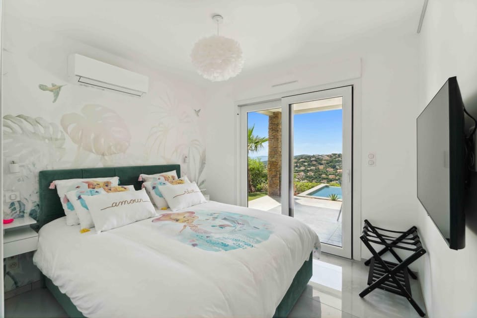 Bed, Natural landscape, TV and multimedia, Bedroom, Pool view, Sea view, air conditioner