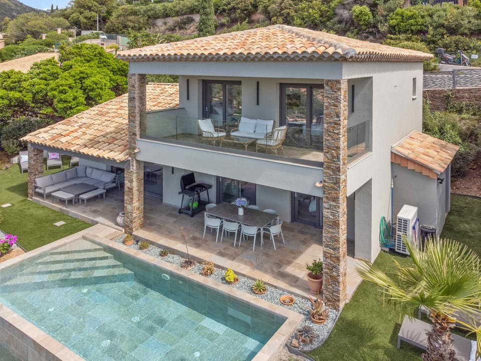 Property building, Patio, Spring, Day, Natural landscape, Garden, Garden view, Pool view, Swimming pool, Parking, sunbed