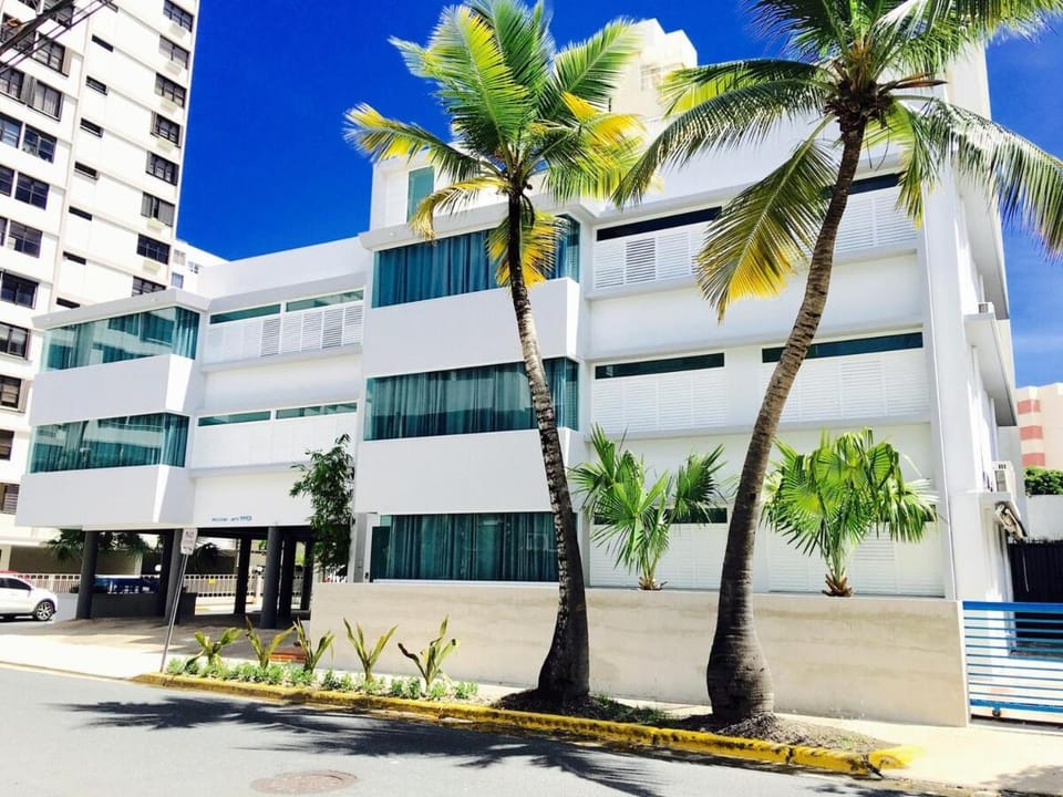 4BR Walk to Condado Beach Wifi & Parking Apartment in San Juan