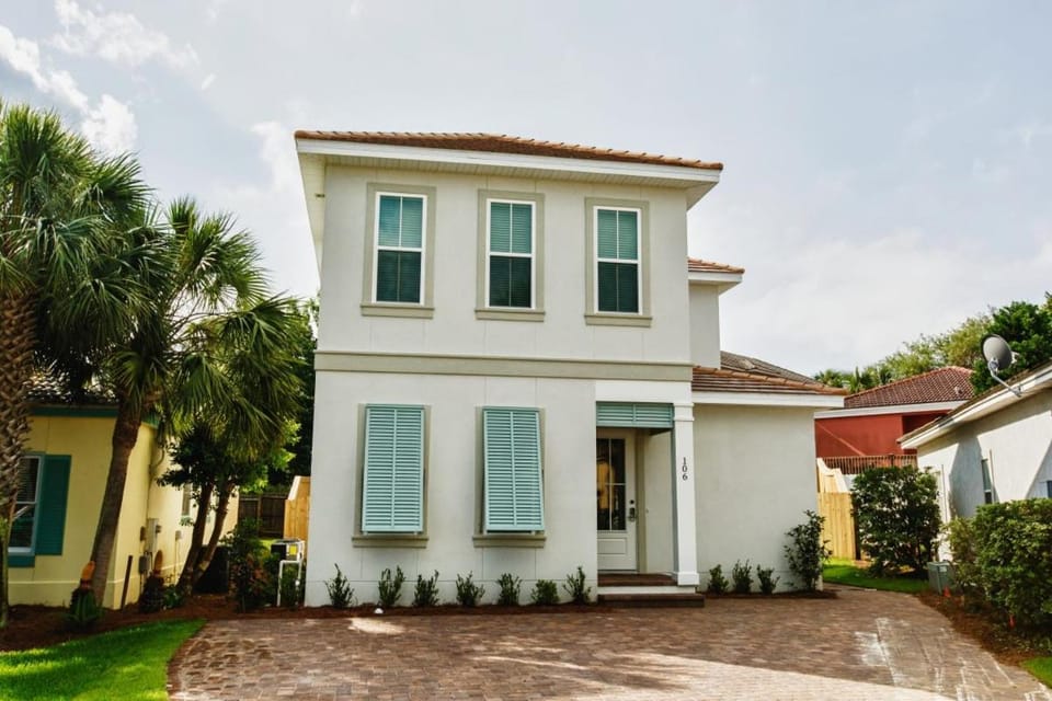 Wanderlust - Modern Home Close to the Beach Private Pool House in Destin