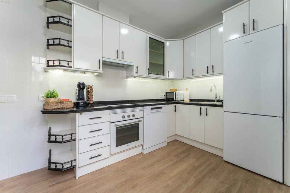 Coffee/tea facilities, Kitchen or kitchenette, dishwasher, minibar, oven, pet friendly, stove, toaster