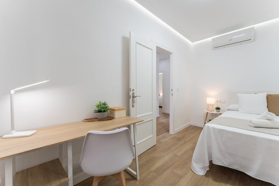Bed, Photo of the whole room, Seating area, Bedroom, towels, air conditioner