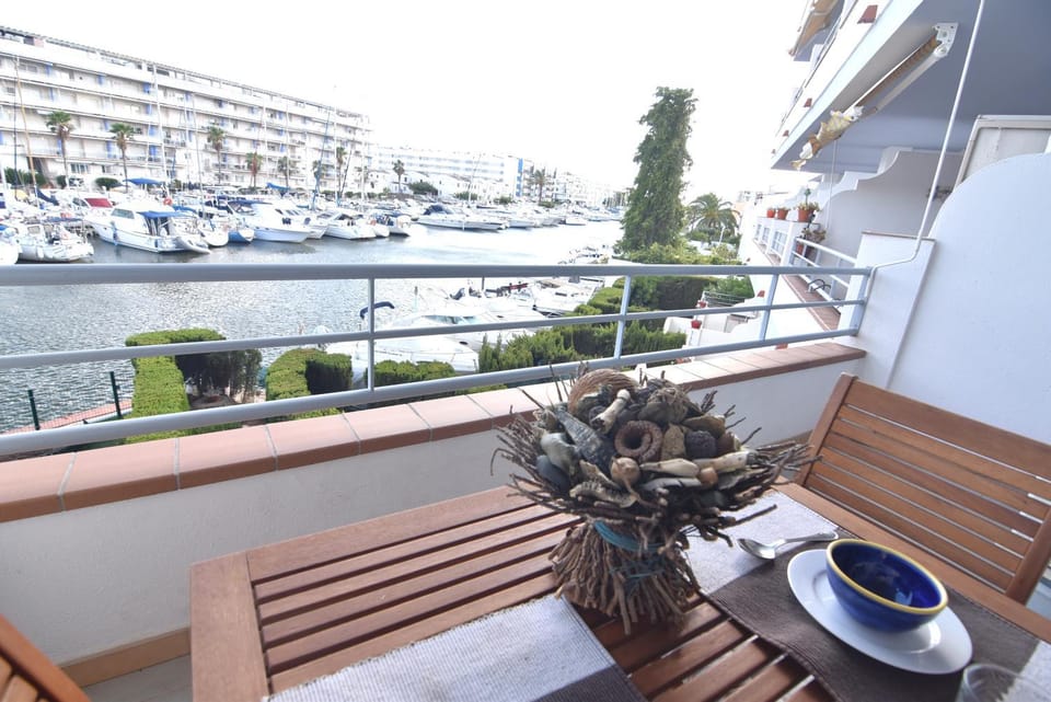 View (from property/room), Balcony/Terrace, Dining area, River view