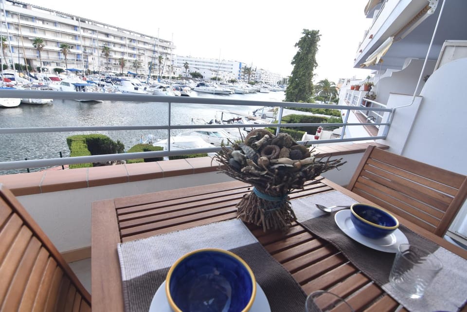 View (from property/room), Balcony/Terrace, Dining area, River view