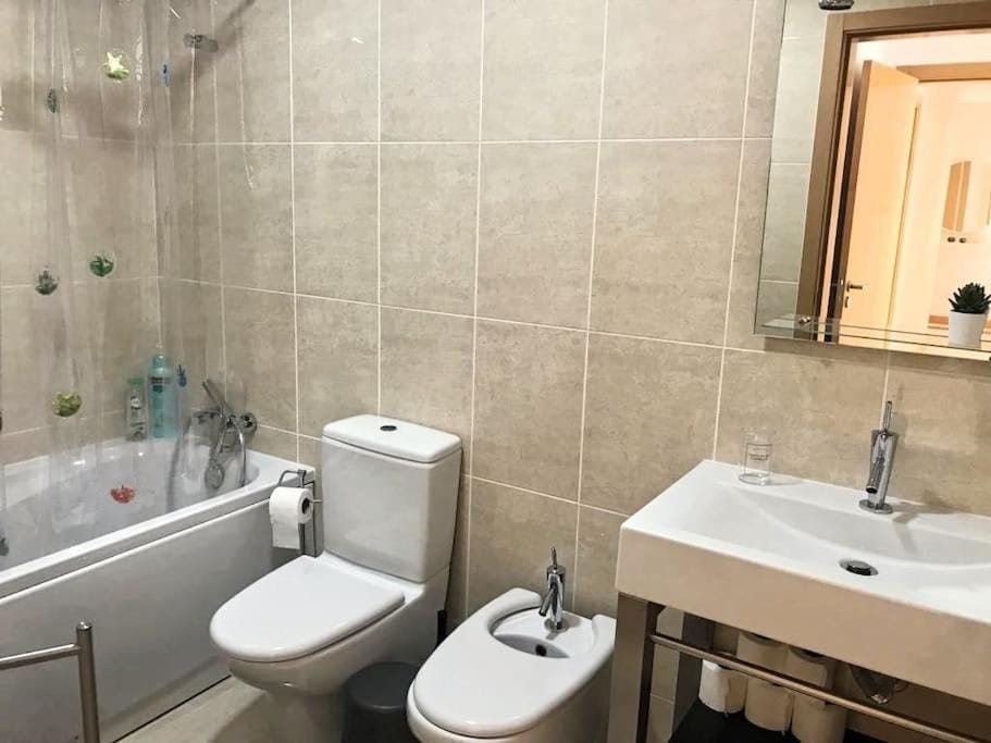 Shower, Toilet, Bathroom, Bath, towels