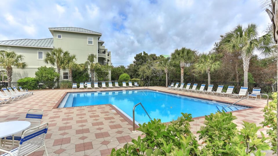 Playa Blanca - Steps to the beach Sleeps 14 has community pool House in Miramar Beach