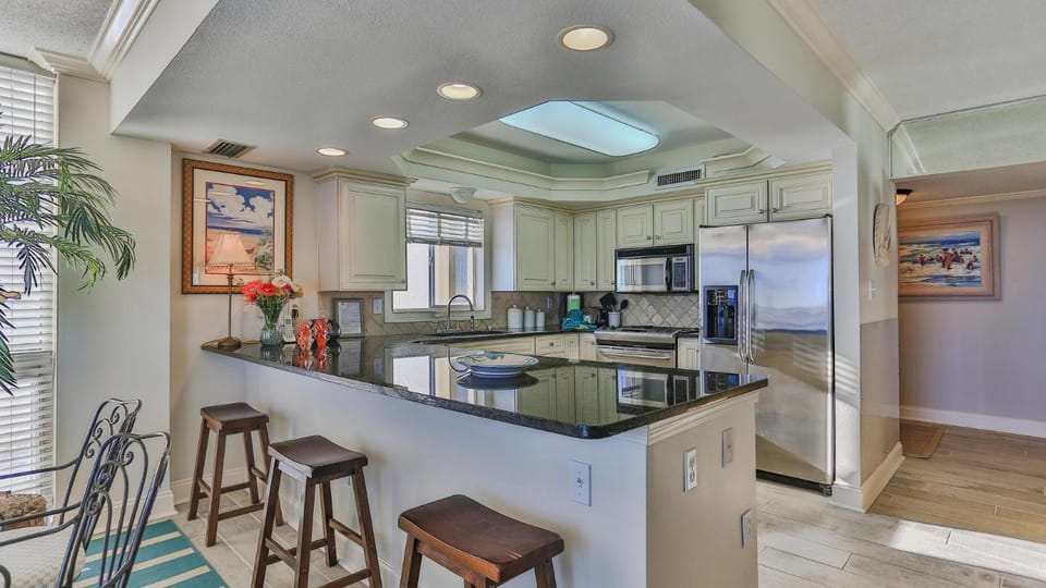 Shoreline Towers 1061 - Updated Beachfront Condo with Incredible Views End unit House in Destin