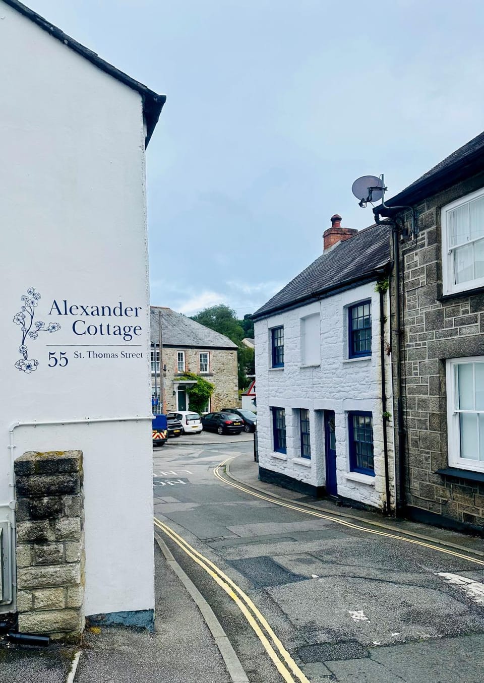 Property building, Property logo or sign, Street view, Location
