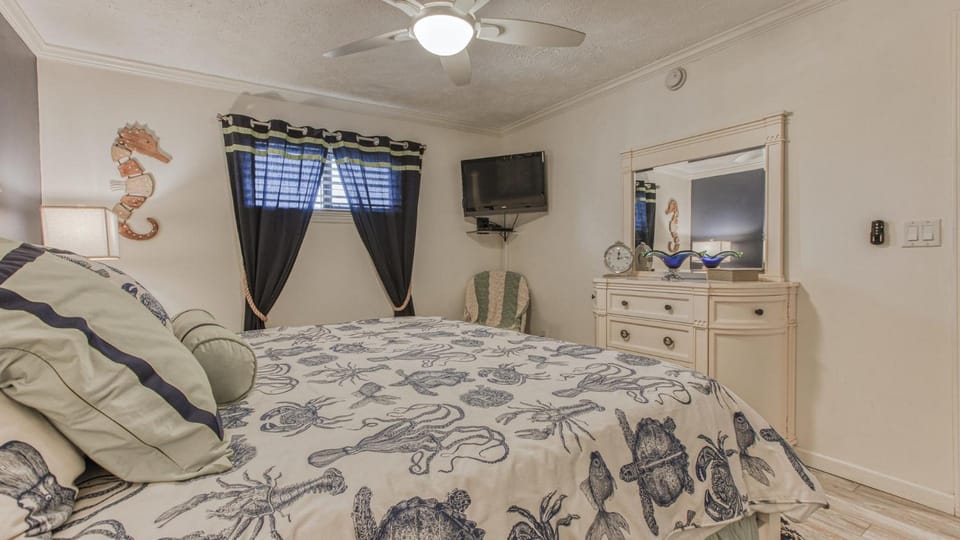 Crystal Villas 6A - Just a few steps and your toes will be in the sand with Beach Service Included House in Destin