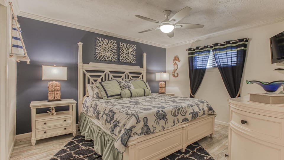 Crystal Villas 6A - Just a few steps and your toes will be in the sand with Beach Service Included House in Destin