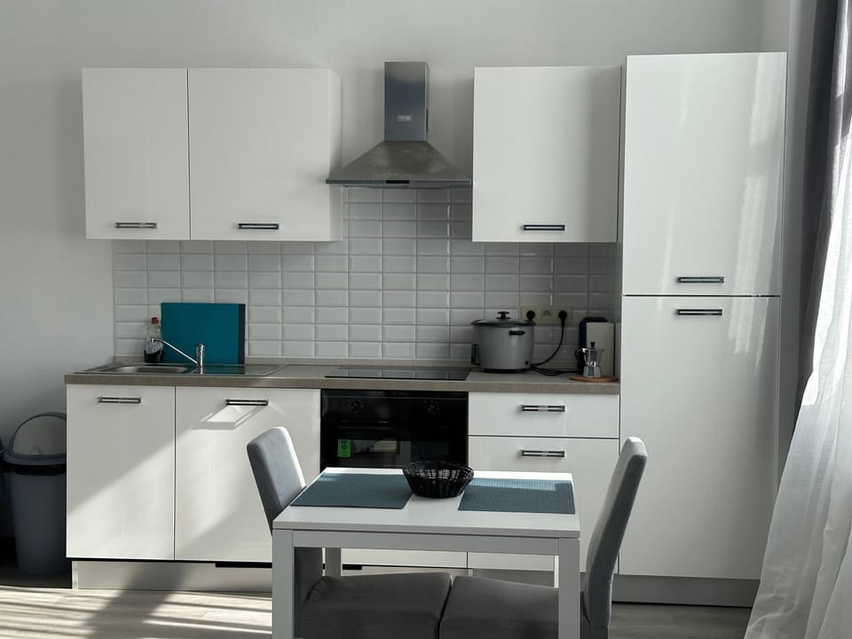 Kitchen or kitchenette, Dining area, minibar, pet friendly