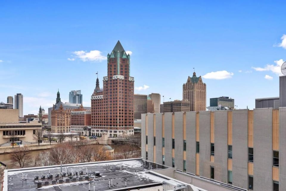 Journal Commons 424 Historic Hidden Gem 1 BR High Speed WIFI Gym Apartment in Milwaukee