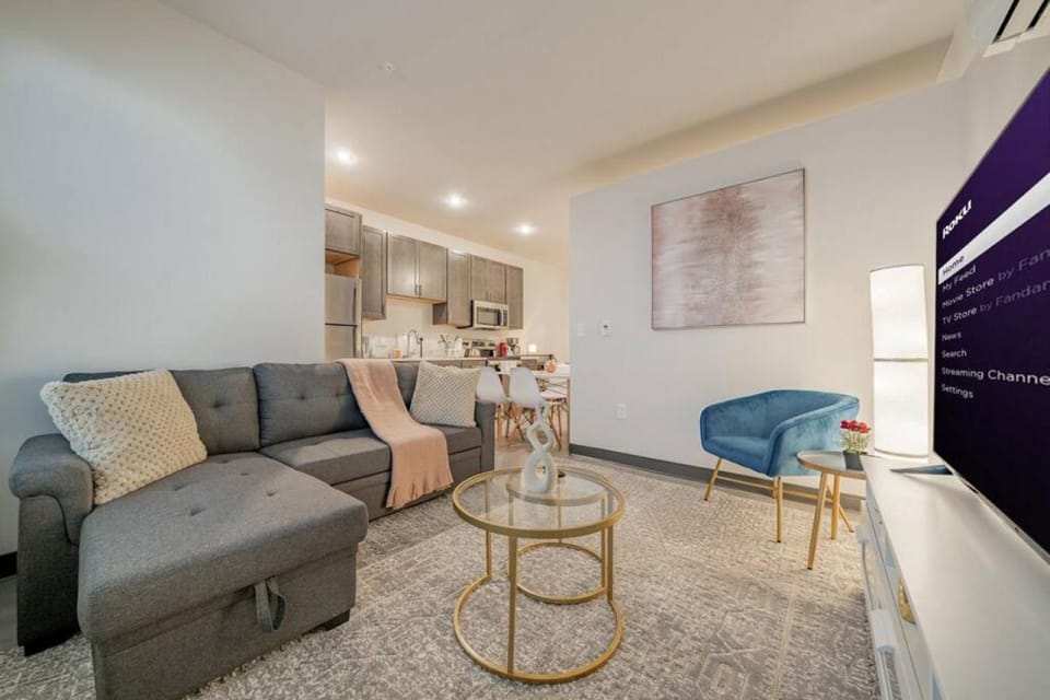Journal Commons 424 Historic Hidden Gem 1 BR High Speed WIFI Gym Apartment in Milwaukee