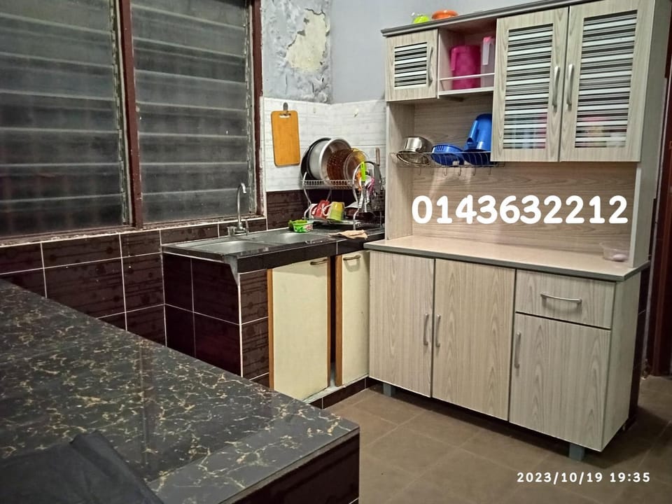 Kitchen or kitchenette, dishwasher