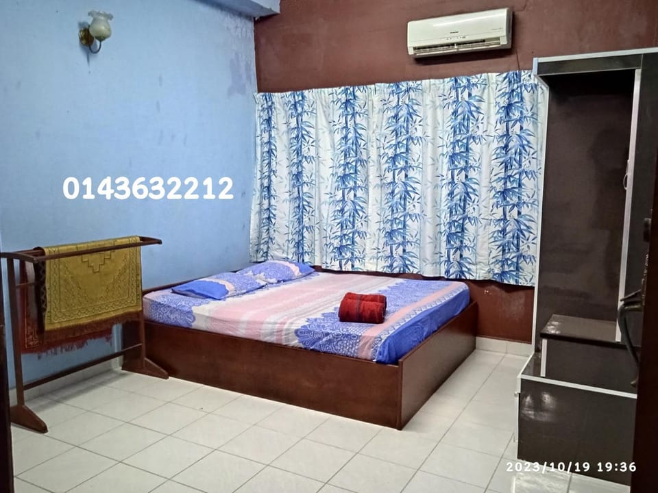 Bedroom, towels, air conditioner