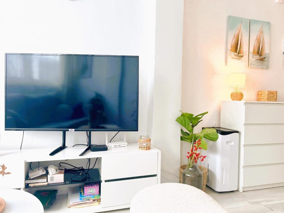 TV and multimedia, Living room, Evening entertainment