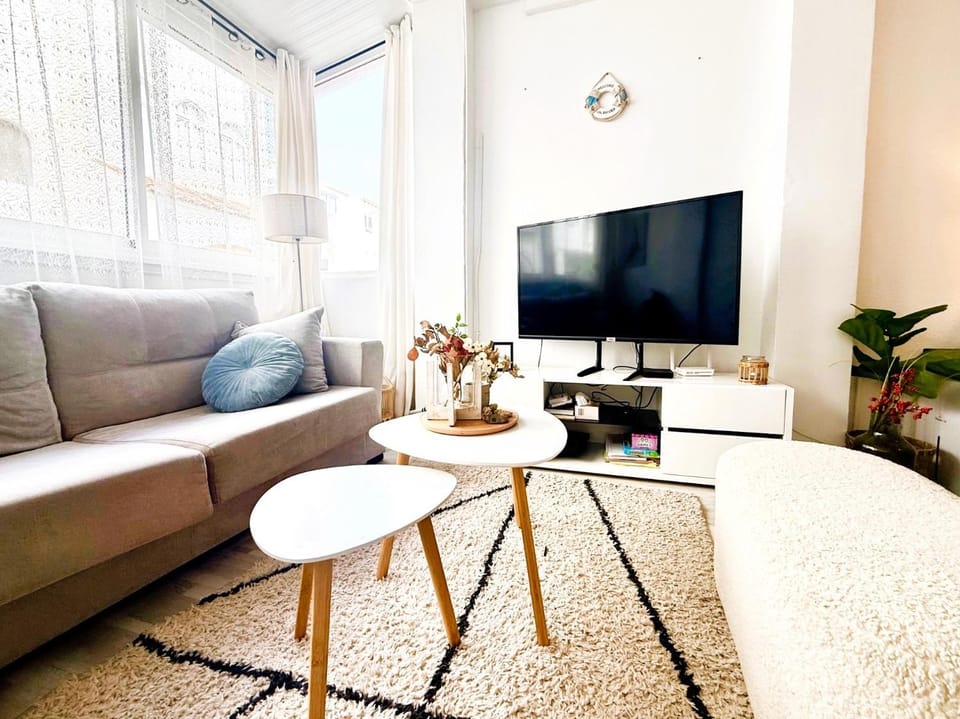 TV and multimedia, Living room, Seating area, Evening entertainment