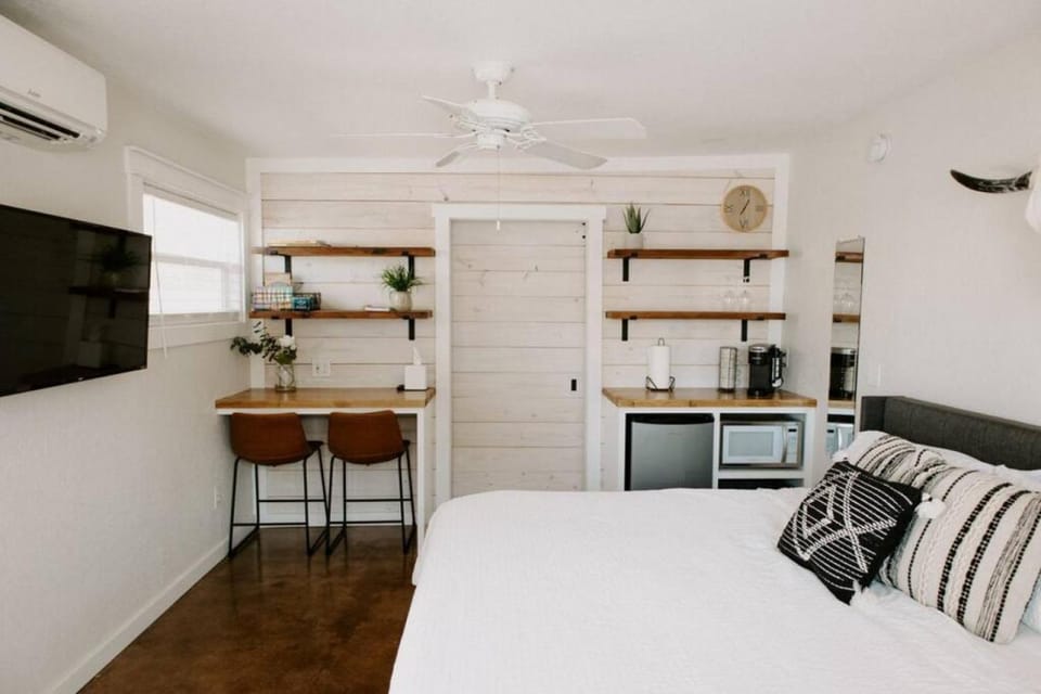 Bed, TV and multimedia, Kitchen or kitchenette, Dining area, Bedroom, fireplace, minibar, oven, air conditioner