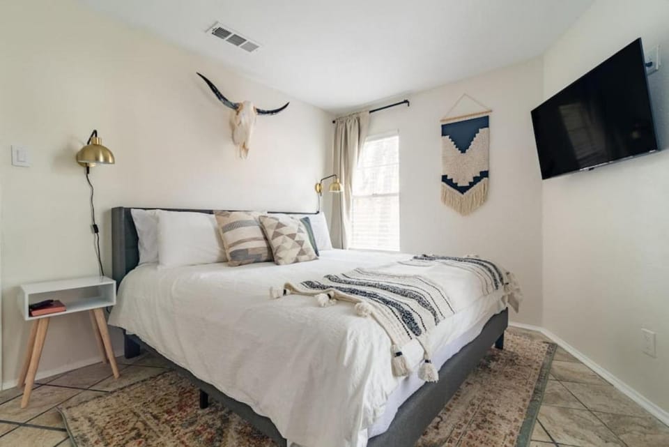 Bed, TV and multimedia, Bedroom