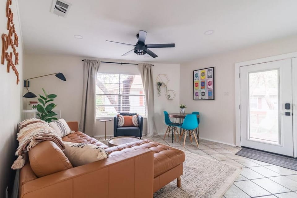 TV and multimedia, Living room, Photo of the whole room, Seating area, Bedroom, fireplace