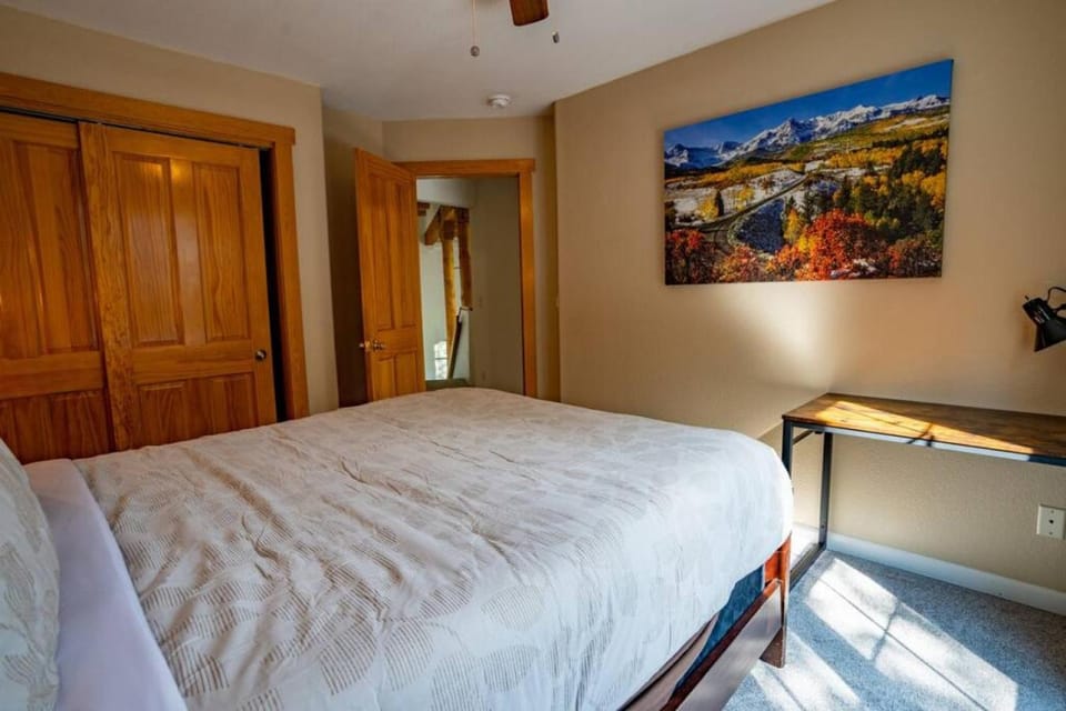 Serenity Skyline Lodge House in Colorado Springs
