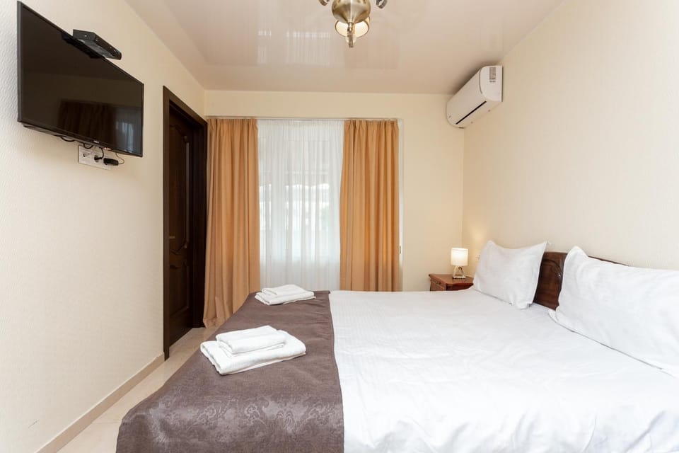 Bed, TV and multimedia, Bedroom, towels, air conditioner