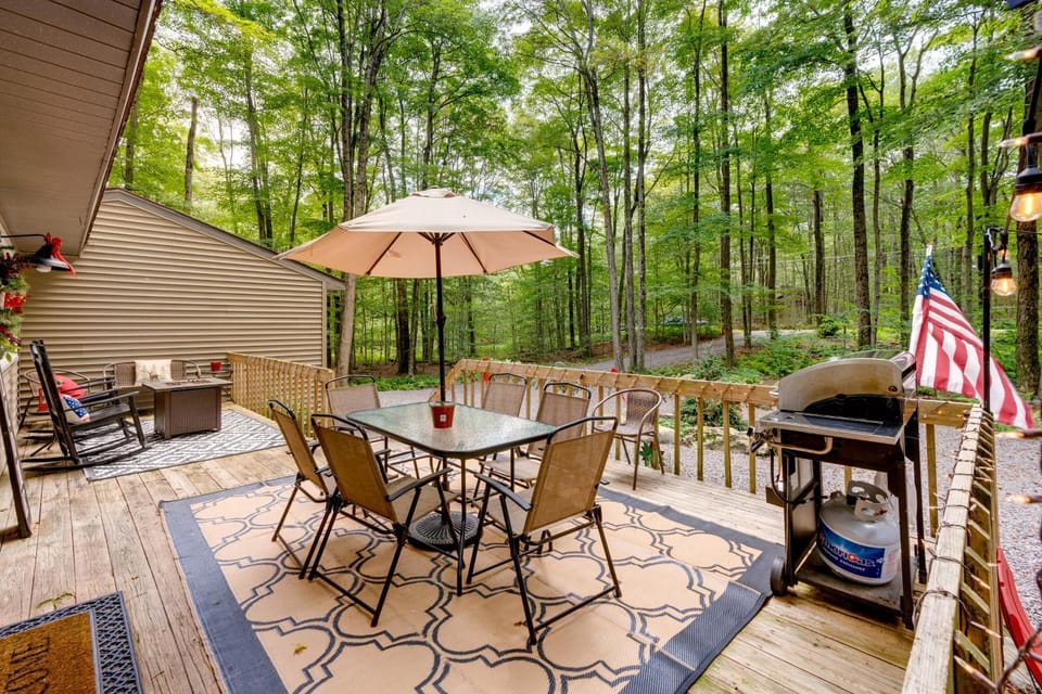 1 Mi to Gouldsboro State Park: Cabin w/ Deck! Cabin in Coolbaugh Township